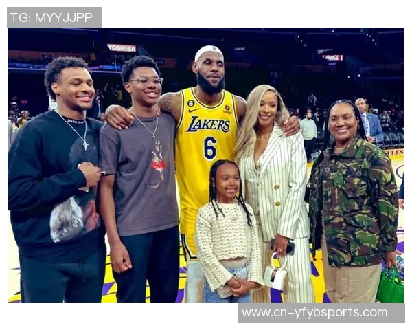 詹姆斯与画家亲密合影庆祝传递兄弟情谊与骄傲之情 詹姆斯与画家亲密合影庆祝传递兄弟情谊与骄傲之情